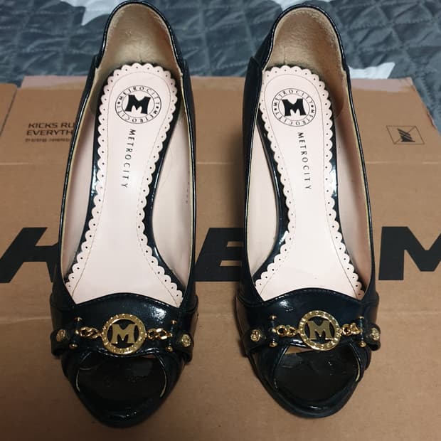 메트로시티 금장체인 하이힐 블랙 (235 D) 굽8cm