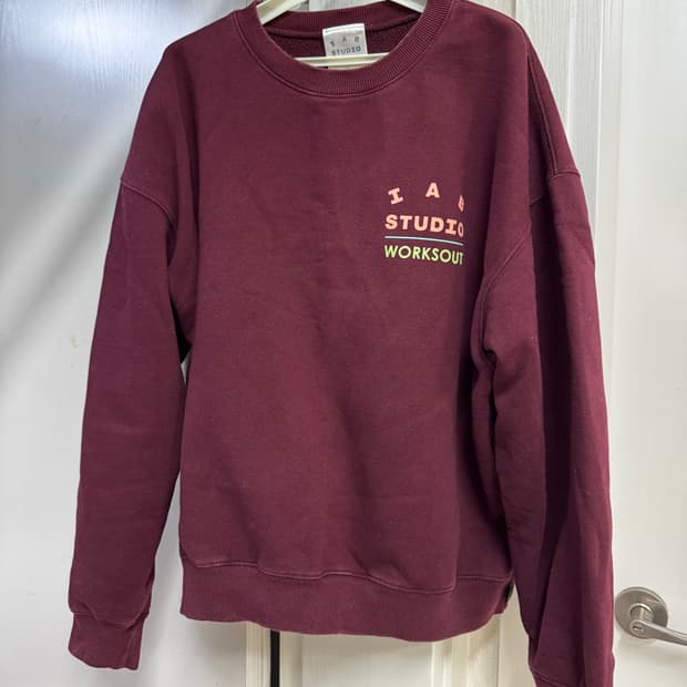 아이앱 스튜디오 버건디 맨투맨 티셔츠