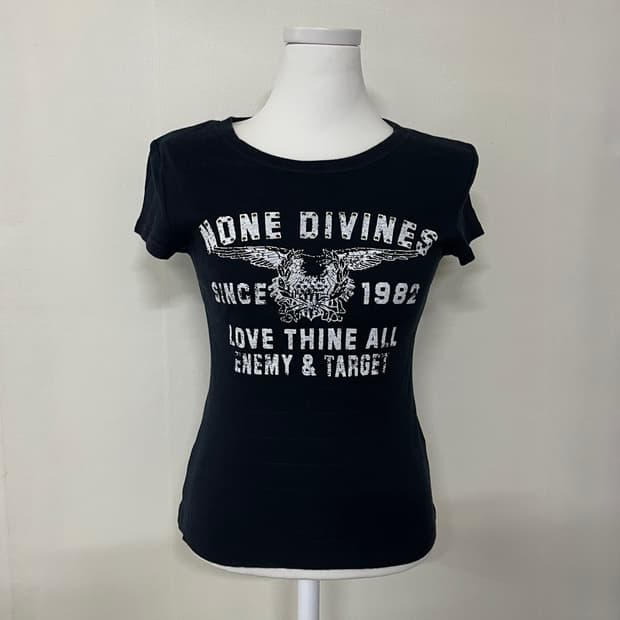 black printing t-shirt