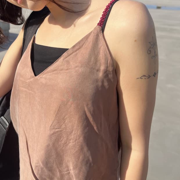 Textured Suede Cami 어깨끈 포인트 탑