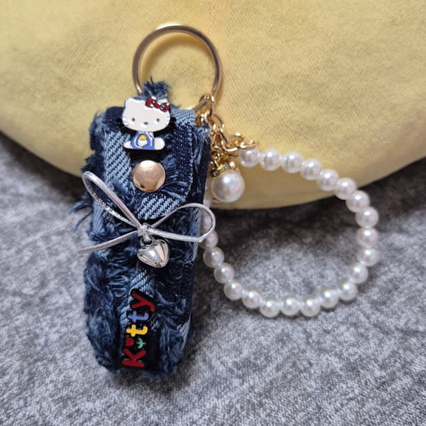 헬로키티 데님 진주 틴트 립밤케이스 키링