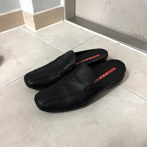 프라다 스포츠 뮬 로퍼