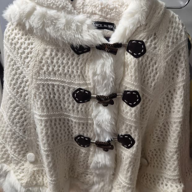 세실맥비 cecil mcbee 화이트 퍼 케이프