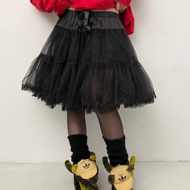 블랙 메쉬 볼륨 미디 스커트 