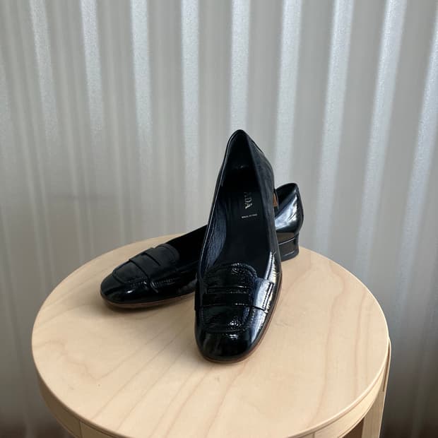 [37]Prada 에나멜 플랫 로퍼 블랙