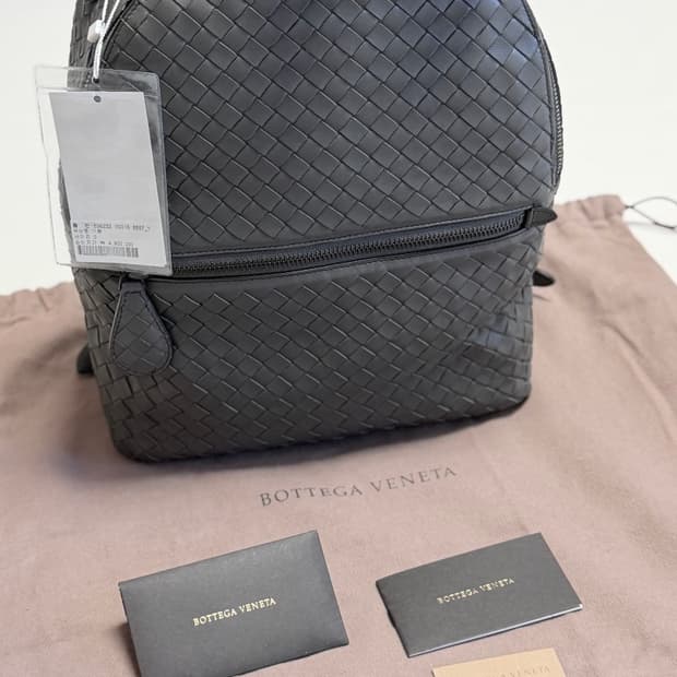 택달린 새상품) 보테가베네타 인트레치아토 백팩 그레이 정가 490만원