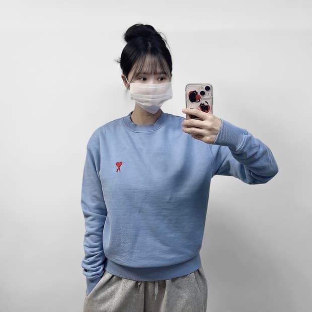 아미 Ami 스몰 하트 자수 맨투맨 소라