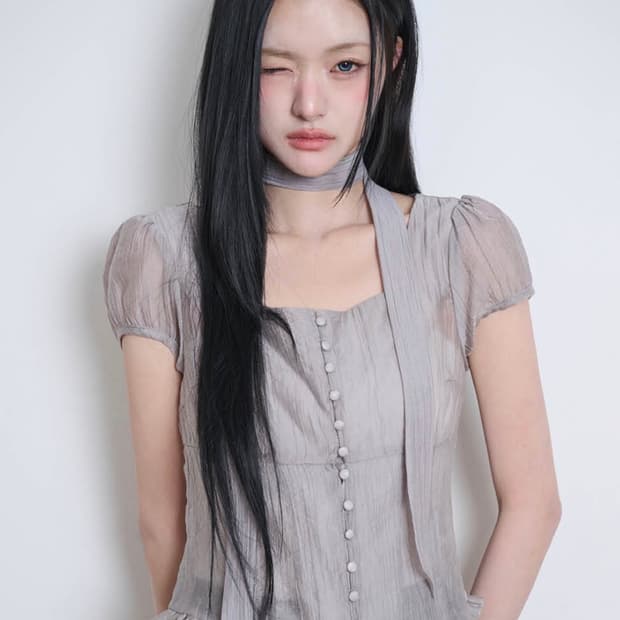 일리고 리본 타이 스퀘어넥 블라우스 그레이