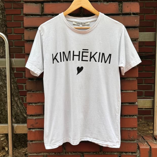 김해김 하트 로고 반팔 티셔츠