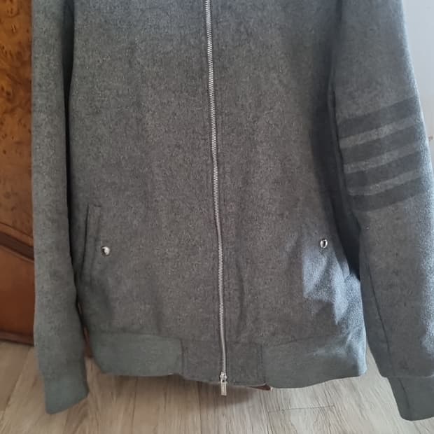 톰브라운봄버자켓.  L/XL. (새상품급)