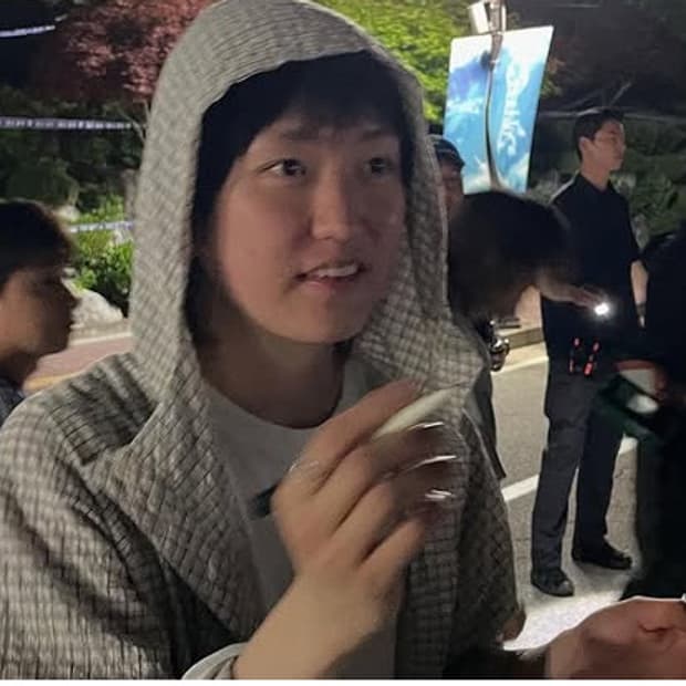 실리카겔 김한주님 착용) 체크 후드 셔츠 / 에크루