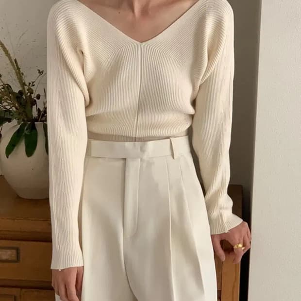 언더스탠딩 양브이 숄더넥 니트-베이지