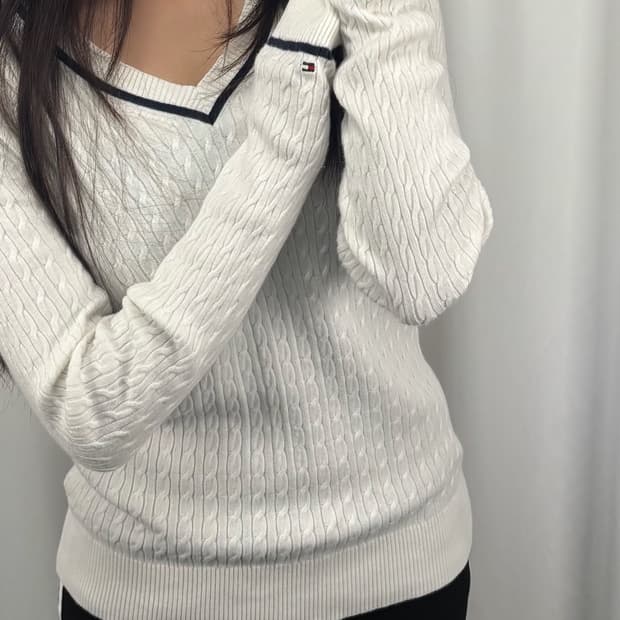 타미힐피거 화이트 브이넥 니트