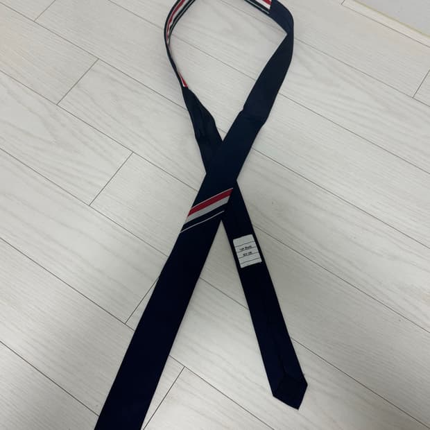 톰브라운 스트라이프 타이 네이비