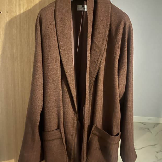 [우아함을 재질과 실루엣으로] Givenchy