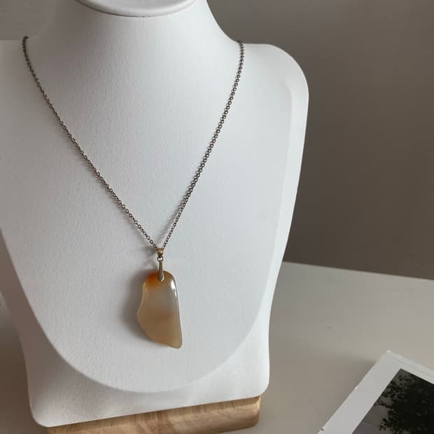 오렌지빛 스톤 목걸이