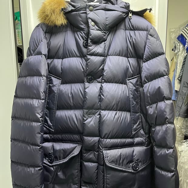 몽클레어 클루니 4사이즈 팝니다.