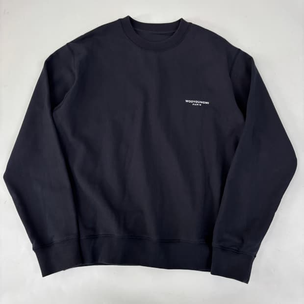 우영미 스퀘어 로고 맨투맨