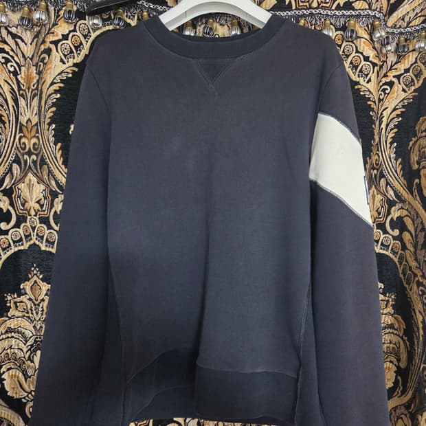 [정품] 몽클레어 감마블루 배색 패치 맨투맨 블랙 S