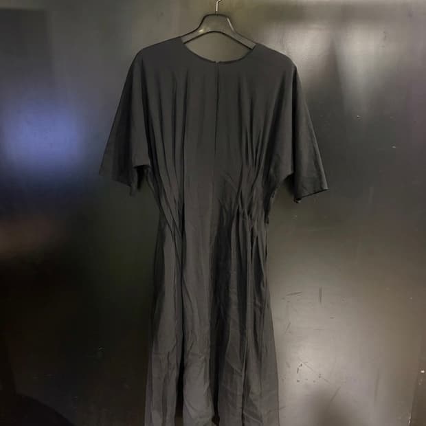 코스 블랙 개더드 미디드레스