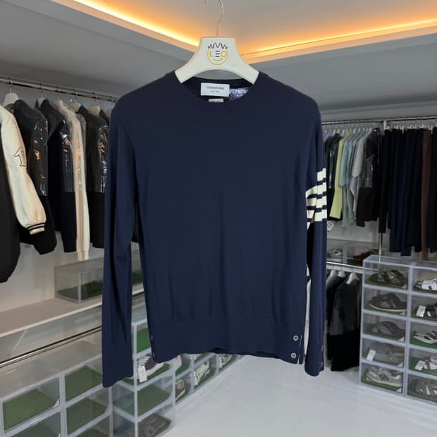 [리오브전포점] 톰브라운 메리노 울 사선 완장 자수 니트