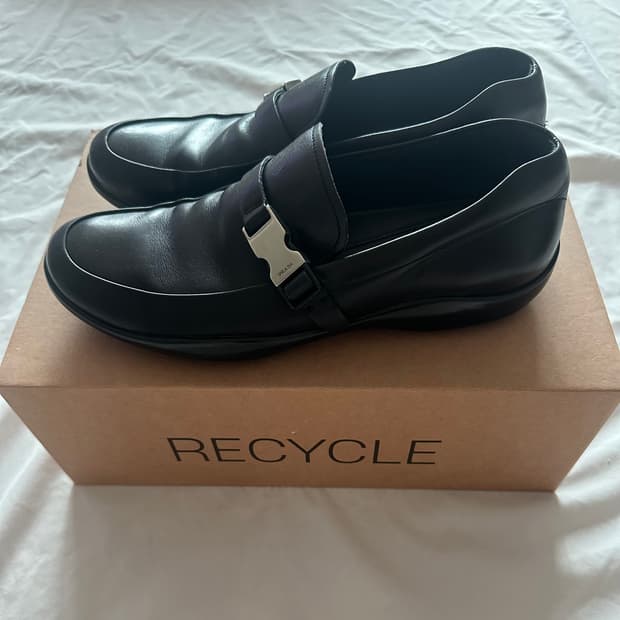 프라다 스포츠 버클 로퍼