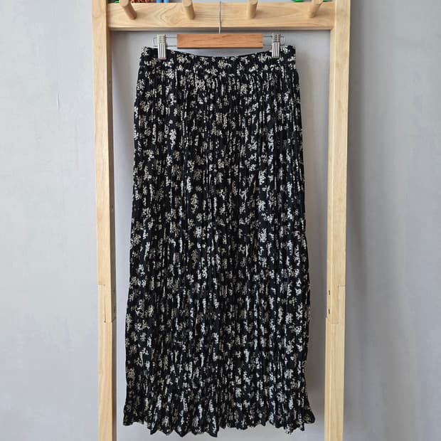 DISCOAT 블랙 잔꽃 플리츠 롱스커트