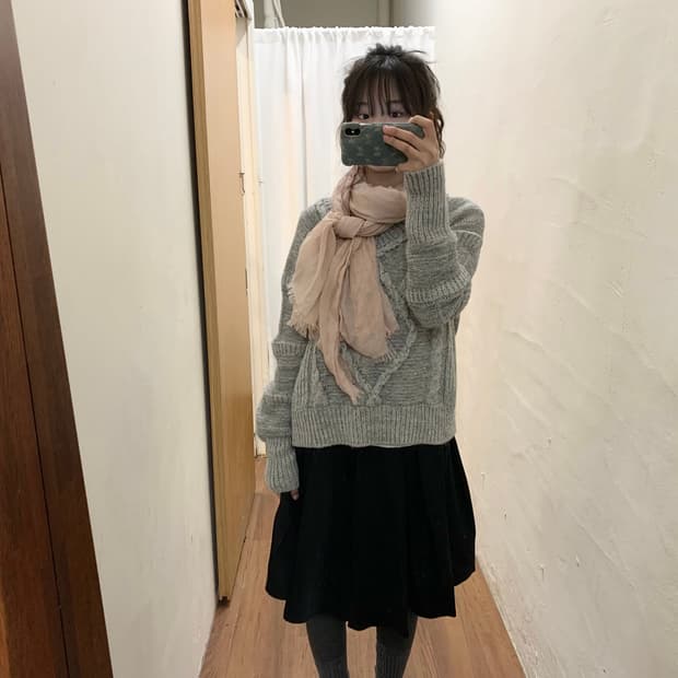 시스템 라운드넥 긴팔 케이블 니트 입체 꽈배기 짜임 디테일 루즈핏 그레이