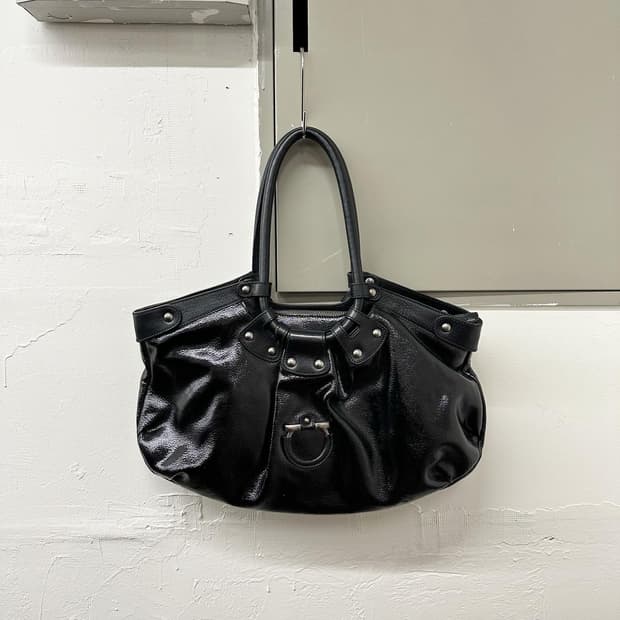 페라가모 블랙 페이턴트 레더 숄더백 