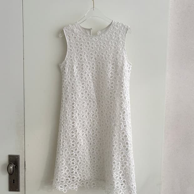 민소매 화이트 플라워 레이스 원피스