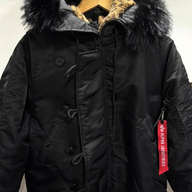 스투시 x 알파 인더스트리 N-2B 숏 웨이스트 파카 블랙