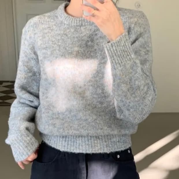 하늘색 라운드넥 니트