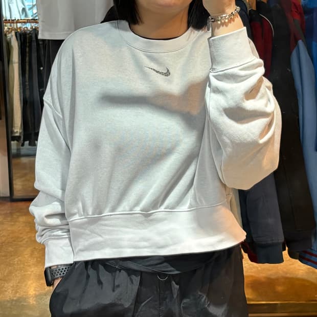나이키 스우시 크롭 맨투맨