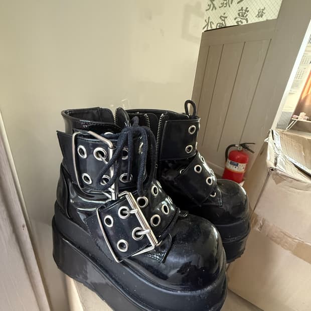 Demonia 베어 104그로멧 유광 버클부츠 (235-240)