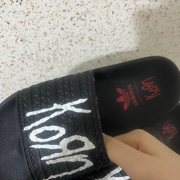 아디다스 x Korn 콘 콜라보 슬리퍼 250