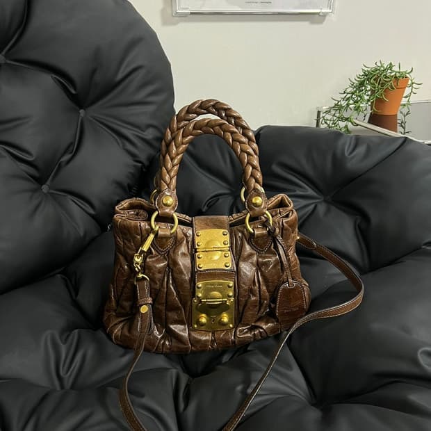 미우미우 마틀라세 숄더백