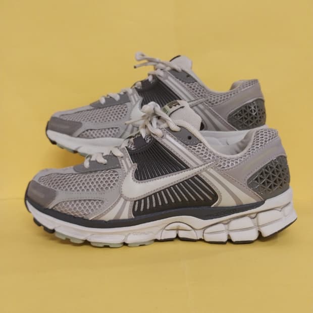 여성 나이키 줌 보메로5 운동화 (240)