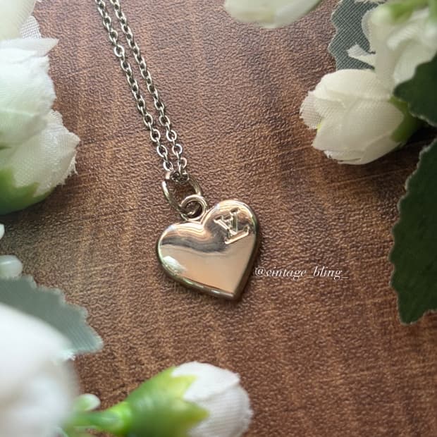 루이비통 하트 음각로고 실버 목걸이 