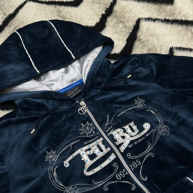 [S]Fubu 글리터 큐빅 벨루어 크롭 후드집업/짙은네이비