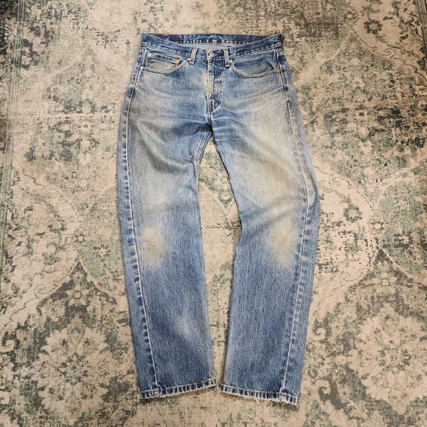 워싱이 매력지인 리바이스 505데님팬츠