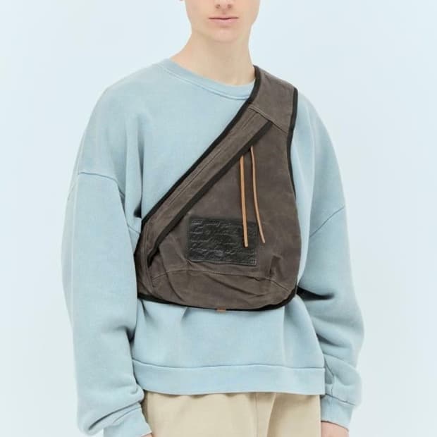 아크네스튜디오 왁스 슬링백