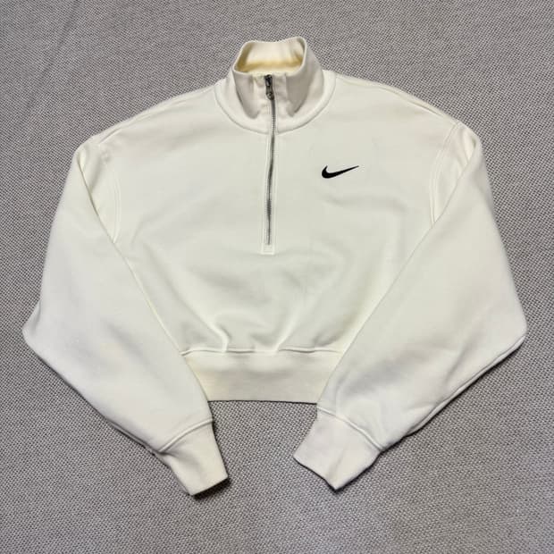 나이키 스우시 크롭 맨투맨