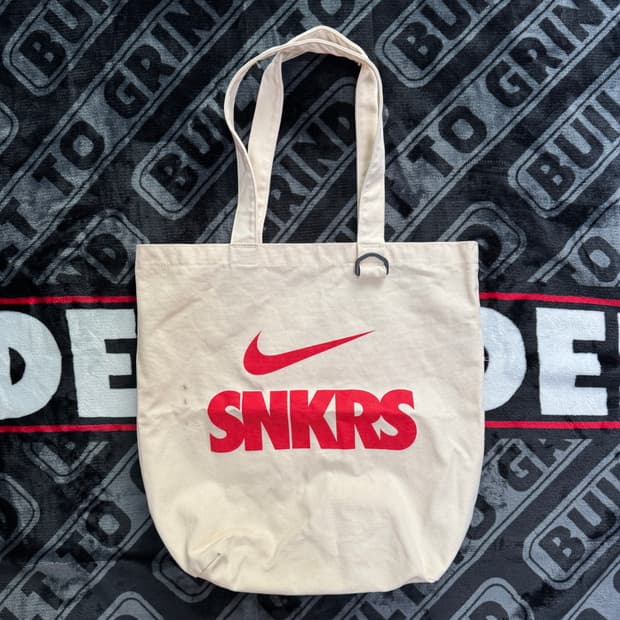 나이키  SNKRS 에코 백 내츄럴 레드