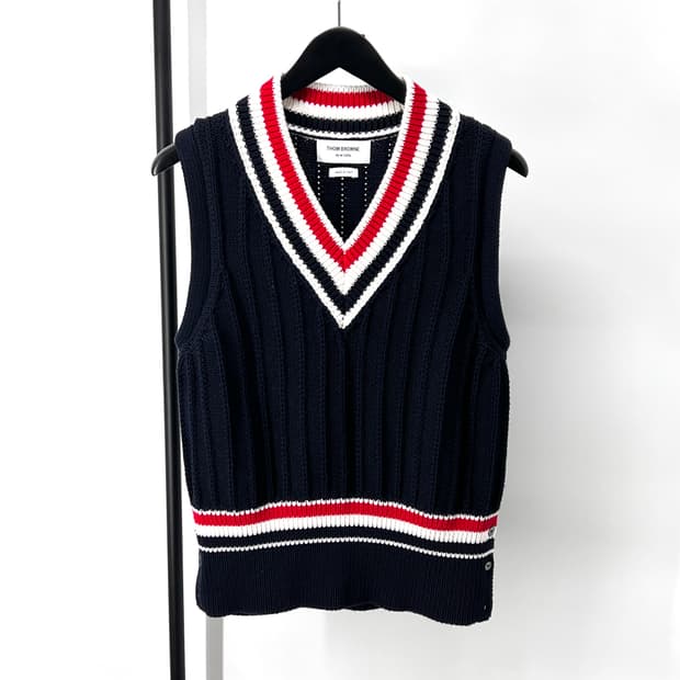 [22FW] 톰브라운 삼선 케이블 니트 베스트 조끼 (MKV060A)