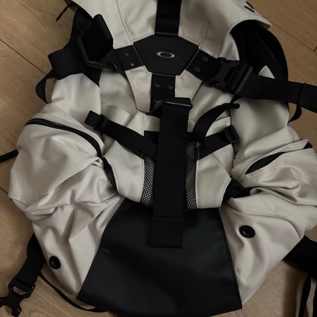 오클리 백팩 (흰색) 팝니다.