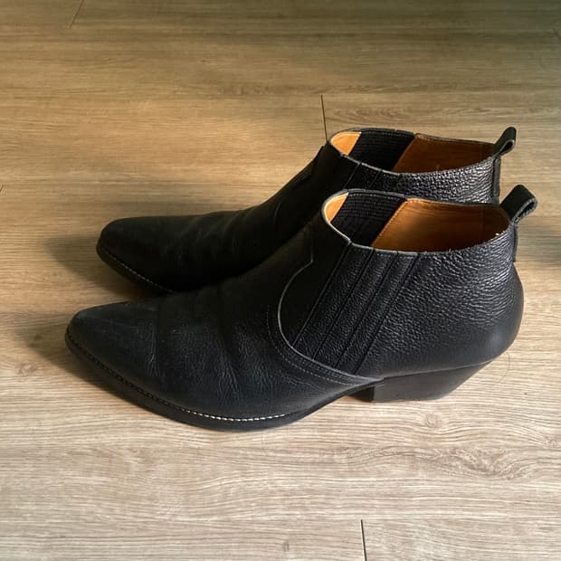 The letters 웨스턴 부츠