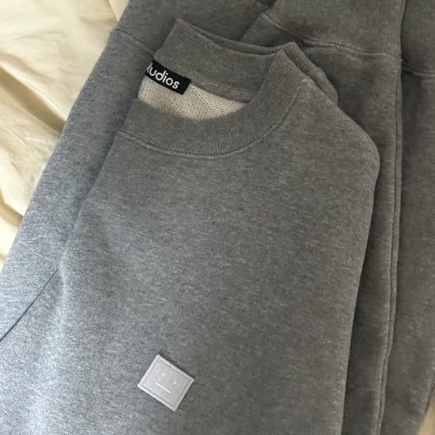 아크네 스튜디오 맨투맨