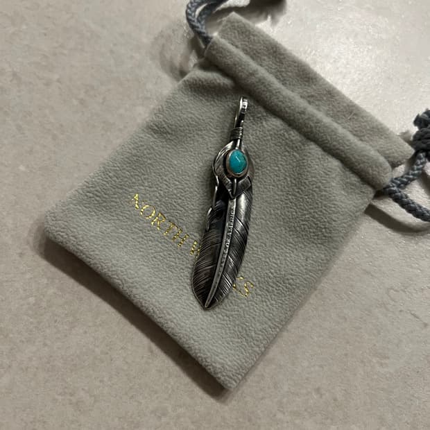 노스웍스 X 컬티즘 터키석 깃털 펜던트