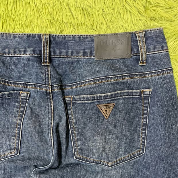 [36] 게스 메탈플레이트 와이드 테이퍼드핏 데님팬츠