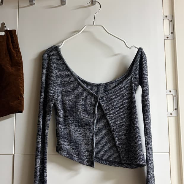 쓰리타임즈 원숄더 가디건 니트